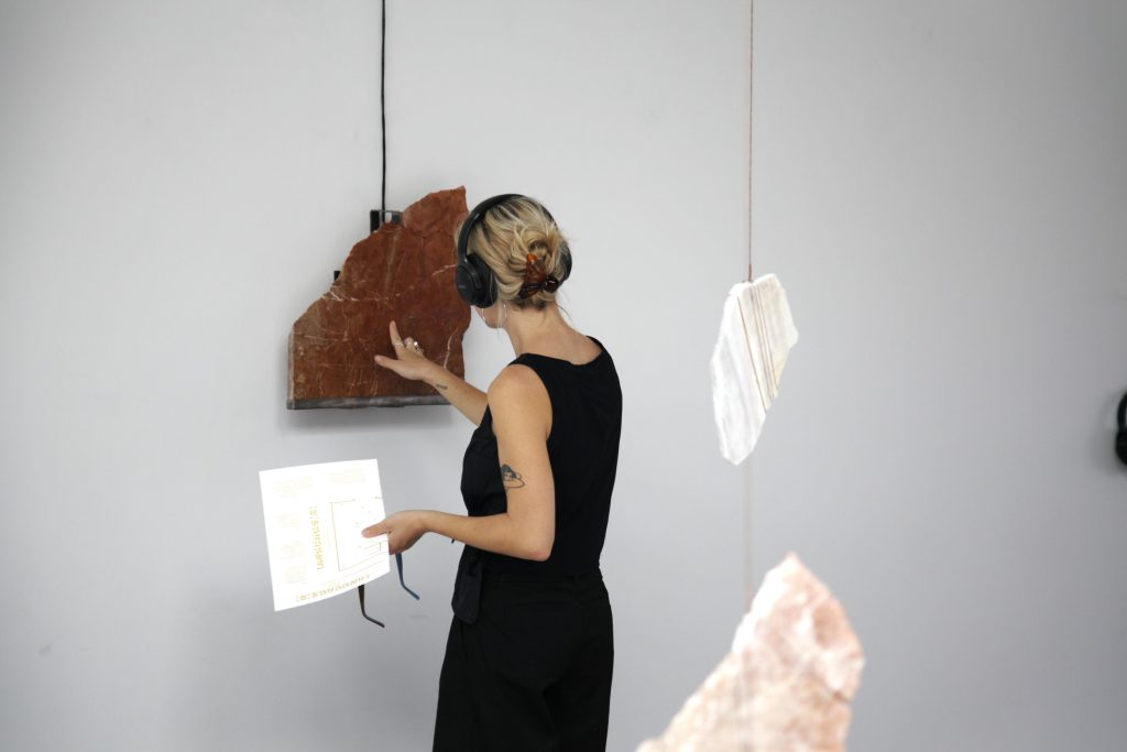 Flipchart: Looking with ears