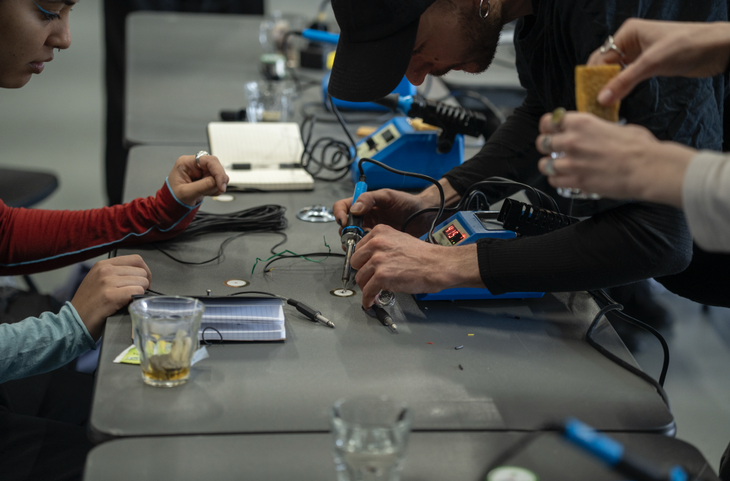 Microphone Building Building microphones from scratch, photos - instrumentinventors.org